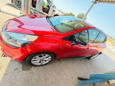 Usado Renault Clio IV Business 75 CV (55 kW) 2018 Rojo Berlina