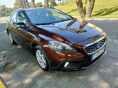 Usado Volvo V40 CC Momentum 120 CV (88 kW) 2015 Violeta / lila Familiar