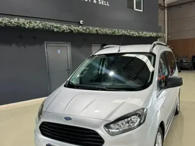 Usado Ford Tourneo Courier Titanium 100 CV (73 kW) 2017 Gris / plata Monovolumen