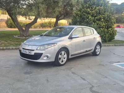 Usado Renault Mégane III Expression 105 CV (77 kW) 2009 Gris / plata Berlina
