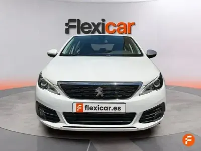 Usado Peugeot 308 Active 100 CV (73 kW) 2020 Blanco Berlina