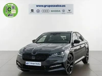 Usado Skoda Superb SportLine 150 CV (110 kW) 2022 Gris / plata Berlina