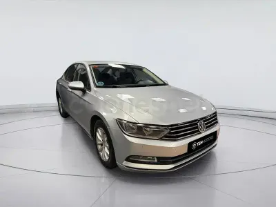 Usado VW Passat Edition 150 CV (110 kW) 2018 Gris / plata Berlina