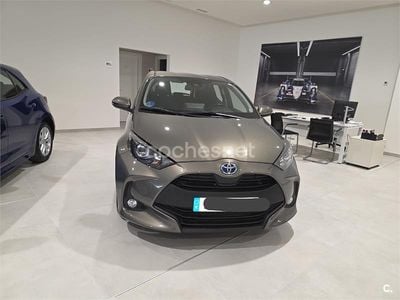 Gris / plata Usado 2022 Toyota Yaris Hybrid Active Berlina | 15.999 € (Buen precio)