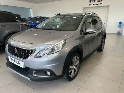 Usado Peugeot 2008 Allure 100 CV (73 kW) 2017 Gris / plata SUV