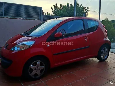 Usado Peugeot 107 Urban Move 54 CV (39 kW) 2007 Rojo Utilitario