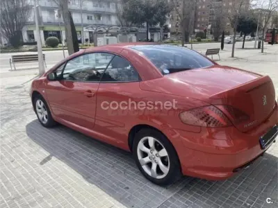 Usado Peugeot 307 CC 138 CV (101 kW) 2005 Rojo Descapotable