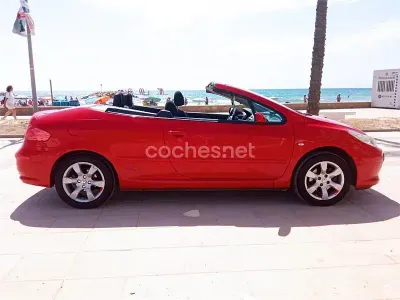 Usado Peugeot 307 CC 110 CV (80 kW) 2007 Rojo Descapotable