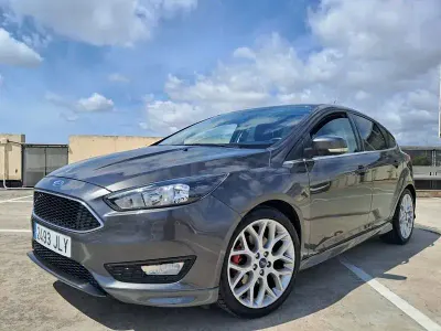 Usado Ford Focus Sport 182 CV (133 kW) 2016 Gris / plata Berlina