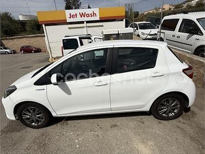 Usado Toyota Yaris Hybrid Active 100 CV (73 kW) 2019 Blanco Berlina