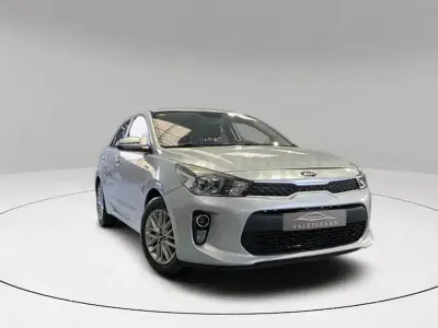Usado Kia Rio 84 CV (61 kW) 2018 Gris / plata Berlina