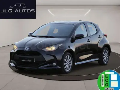Usado Toyota Yaris Hybrid Active 116 CV (85 kW) 2022 Negro Berlina