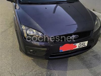 Usado Ford Focus Ghia 109 CV (80 kW) 2005 Gris / plata Berlina
