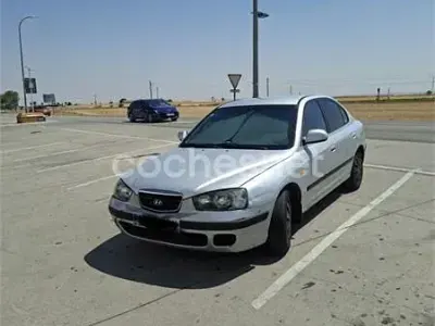 Usado Hyundai Elantra GLS 112 CV (82 kW) 2003 Gris / plata Berlina