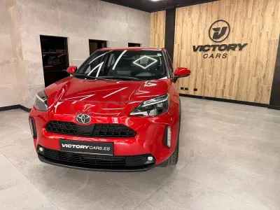 Käytetty Toyota Yaris Hybrid Active 116 HP (85 kW) 2022 Punainen Katumaasturi