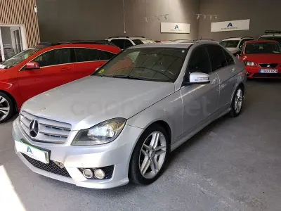 Usado Mercedes C220 Avantgarde 170 CV (125 kW) 2013 Gris / plata Berlina