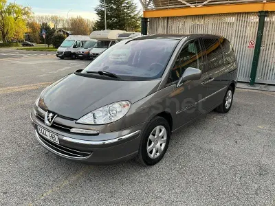 Usado Peugeot 807 Premium 136 CV (100 kW) 2011 Beige Monovolumen