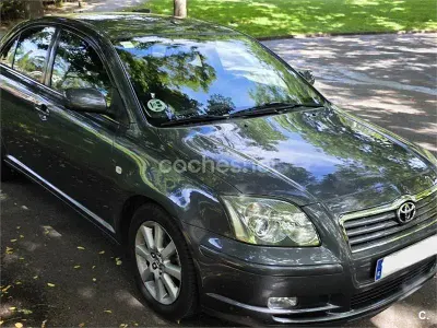 Usado Toyota Avensis Sol 129 CV (94 kW) 2005 Gris / plata Berlina