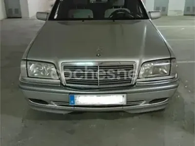 Usado Mercedes C220 Elegance 125 CV (91 kW) 1998 Gris / plata Berlina