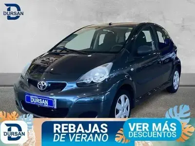 Usado Toyota Aygo 68 CV (50 kW) 2010 Gris Utilitario