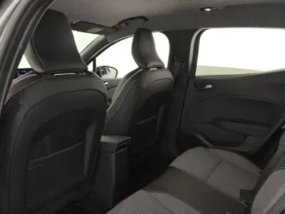 Usado Renault Clio V Techno 100 CV (73 kW) 2025 Gris Berlina