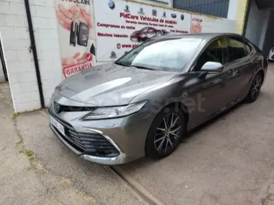 Usado Toyota Camry Luxury 218 CV (160 kW) 2022 Gris / plata Berlina