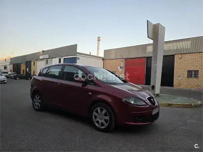 Usado Seat Toledo Sport 105 CV (77 kW) 2004 Granate Berlina