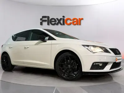 Usado Seat Leon Style 130 CV (95 kW) 2019 Blanco Berlina