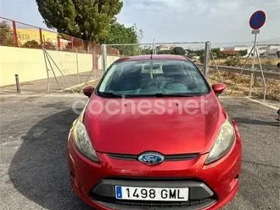 Usado Ford Fiesta Trend 82 CV (60 kW) 2009 Granate Berlina