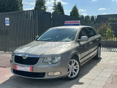 Usado Skoda Superb Elegance 140 CV (102 kW) 2012 Beige Berlina