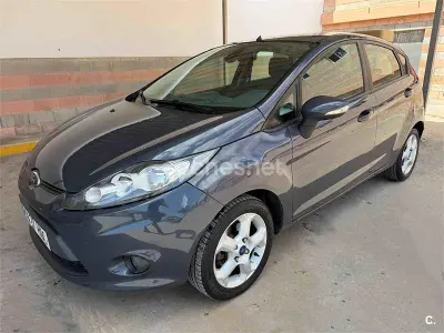 Usado Ford Fiesta Trend 68 CV (50 kW) 2011 Gris / plata Berlina