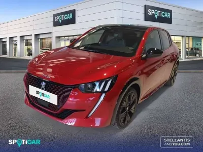 Usado Peugeot e-208 GT 100 kW (136 CV) 2023 Rojo Utilitario