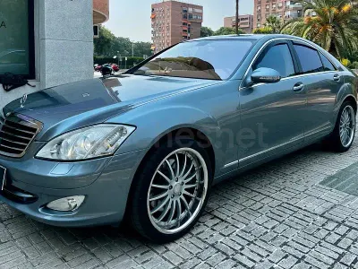 Usado Mercedes S500 388 CV (285 kW) 2008 Gris / plata Berlina