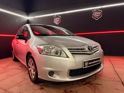 Usado Toyota Auris Eco 90 CV (66 kW) 2012 Gris / plata Berlina