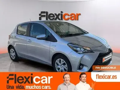 Usado Toyota Yaris Hybrid Advance 100 CV (73 kW) 2019 Gris