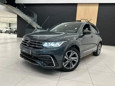 Usado VW Tiguan R-line 150 CV (110 kW) 2022 Gris / plata SUV