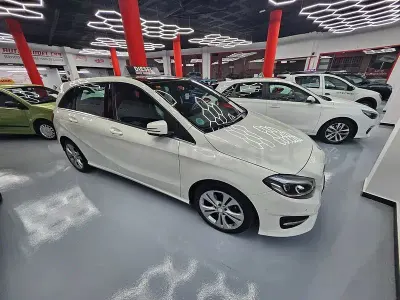 Usado Mercedes B180 AMG line 109 CV (80 kW) 2016 Blanco Monovolumen