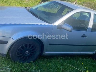 Usado VW Bora Highline 130 CV (95 kW) 2003 Gris / plata Berlina