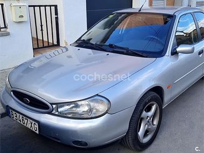 Usado Ford Mondeo Ghia 90 CV (66 kW) 1999 Gris / plata Berlina