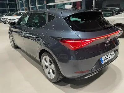 Usado Seat Leon FR 116 CV (85 kW) 2025 Gris Berlina