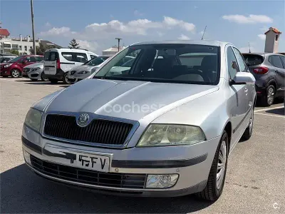 Usado Skoda Octavia Ambiente 110 CV (80 kW) 2004 Gris / plata Berlina