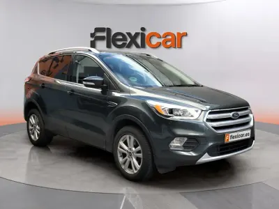 Usado Ford Kuga Trend 120 CV (88 kW) 2017 Gris SUV