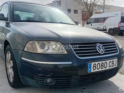 Usado VW Passat Highline 130 CV (95 kW) 2002 Gris / plata Berlina