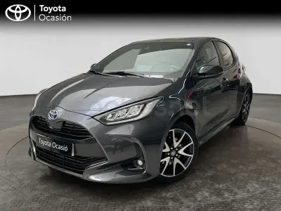 Usado Toyota Yaris Hybrid Style 116 CV (85 kW) 2022 Gris / plata Berlina