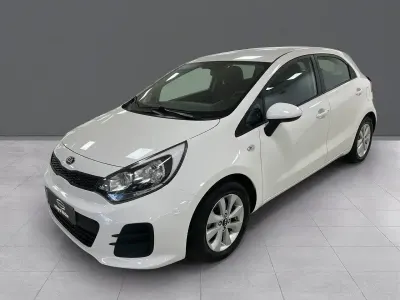 Usado Kia Rio 77 HP (56 kW) 2017 Branco Sedan