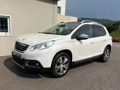 Usado Peugeot 2008 Allure 120 CV (88 kW) 2015 Blanco SUV