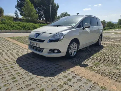 Usado Peugeot 5008 Access 112 CV (82 kW) 2011 Blanco Monovolumen