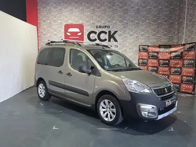 Usado Peugeot Partner Tepee Outdoor 120 CV (88 kW) 2018 Beige Monovolumen