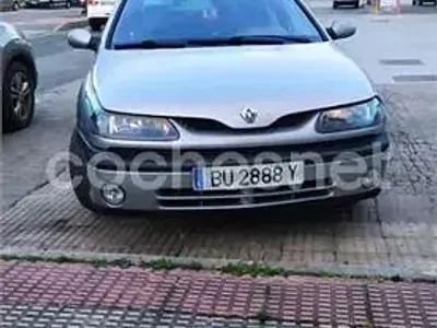 Usado Renault Laguna 100 CV (73 kW) 1999 Gris / plata Berlina