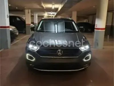 Usado VW T-Roc Advance 110 CV (80 kW) 2022 Gris / plata SUV